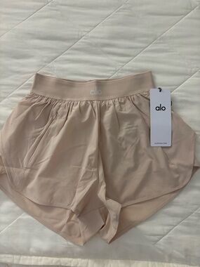 ALO Yoga match point short Macadamia size XS BNWT